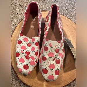 Women’s Toms Venice Collection, rare Apple print! BNWT!